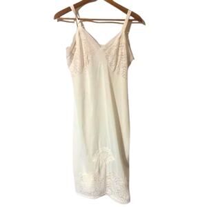 Vintage Lingerie White Lace Full Slip 100% Nylon Sz 38 Movie Star Embroidered